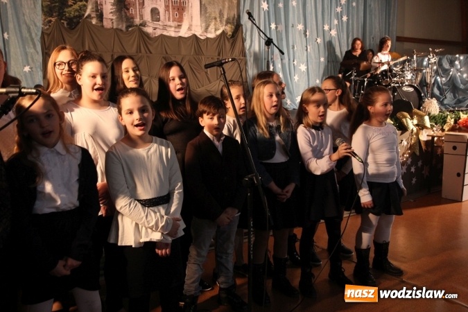 Zdjęcie w galerii na portalu naszwodzislaw.com: Wyjątkowy jubileuszowy koncert noworoczny w szkole w Lubomi wiadomości z regionu