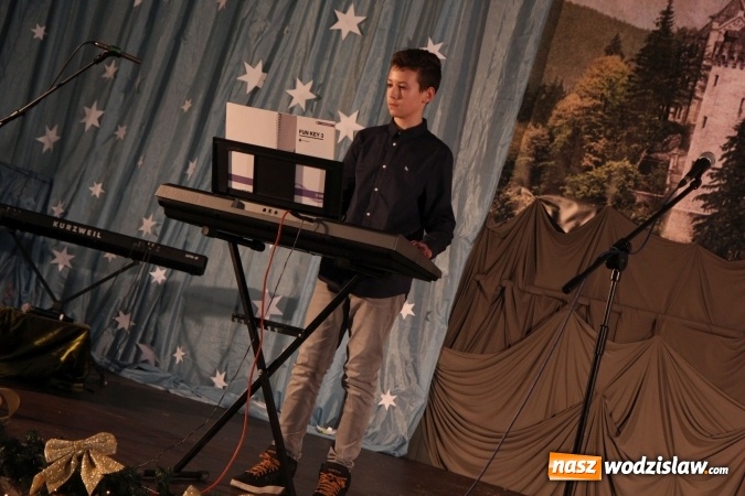 Zdjęcie w galerii na portalu naszwodzislaw.com: Wyjątkowy jubileuszowy koncert noworoczny w szkole w Lubomi wiadomości z regionu