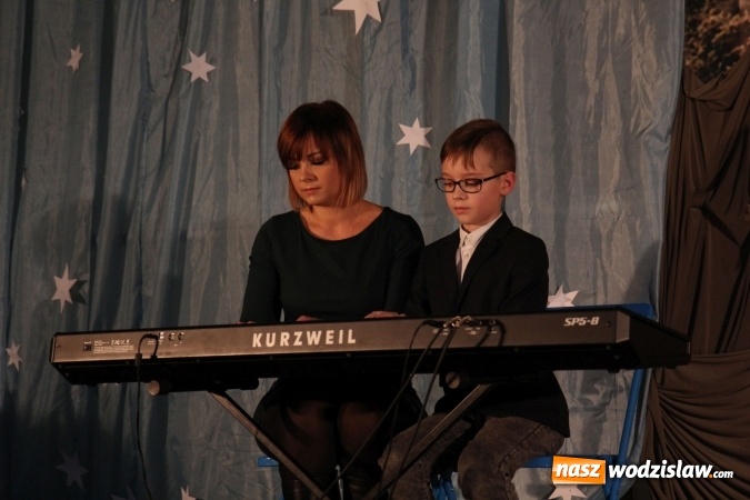 Zdjęcie w galerii na portalu naszwodzislaw.com: Wyjątkowy jubileuszowy koncert noworoczny w szkole w Lubomi wiadomości z regionu