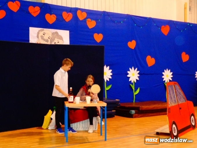 Zdjęcie w galerii na portalu naszwodzislaw.com: Huczne obchody Dnia Babci i Dziadka w wodzisławskim ZSP numer 5 wiadomości z regionu