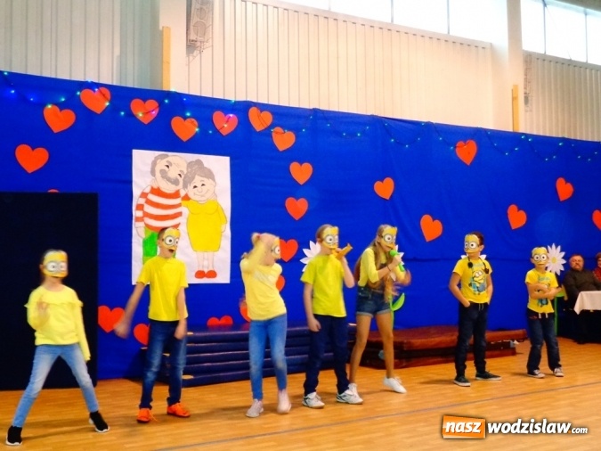 Zdjęcie w galerii na portalu naszwodzislaw.com: Huczne obchody Dnia Babci i Dziadka w wodzisławskim ZSP numer 5 wiadomości z regionu