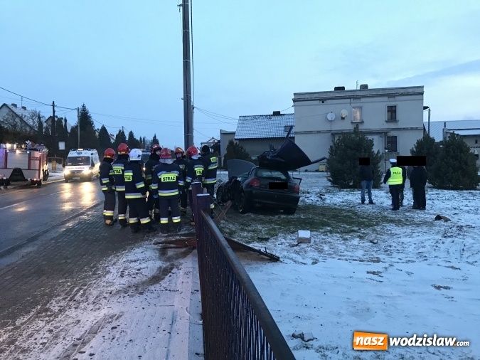 Zdjęcie w galerii na portalu naszwodzislaw.com: Pięć osób w szpitalu po wypadku audi z powiatu wodzisławskiego. Młodzi ludzie wracali z imprezy urodzinowej  wiadomości z regionu