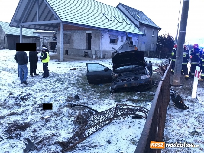 Zdjęcie w galerii na portalu naszwodzislaw.com: Pięć osób w szpitalu po wypadku audi z powiatu wodzisławskiego. Młodzi ludzie wracali z imprezy urodzinowej  wiadomości z regionu