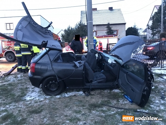 Zdjęcie w galerii na portalu naszwodzislaw.com: Pięć osób w szpitalu po wypadku audi z powiatu wodzisławskiego. Młodzi ludzie wracali z imprezy urodzinowej  wiadomości z regionu