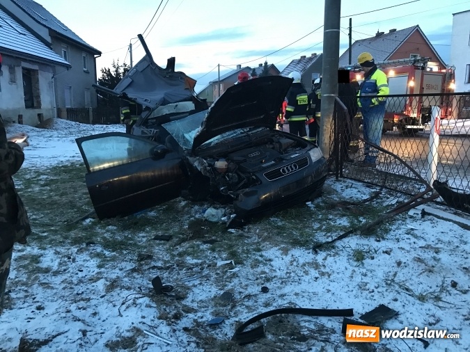 Zdjęcie w galerii na portalu naszwodzislaw.com: Pięć osób w szpitalu po wypadku audi z powiatu wodzisławskiego. Młodzi ludzie wracali z imprezy urodzinowej  wiadomości z regionu