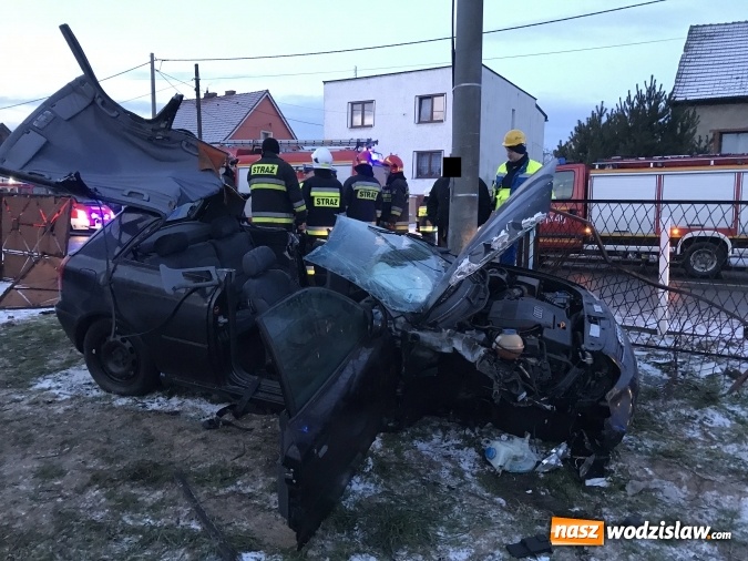 Zdjęcie w galerii na portalu naszwodzislaw.com: Pięć osób w szpitalu po wypadku audi z powiatu wodzisławskiego. Młodzi ludzie wracali z imprezy urodzinowej  wiadomości z regionu
