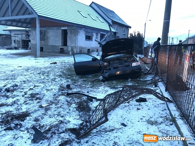 Zdjęcie w galerii na portalu naszwodzislaw.com: Pięć osób w szpitalu po wypadku audi z powiatu wodzisławskiego. Młodzi ludzie wracali z imprezy urodzinowej  wiadomości z regionu