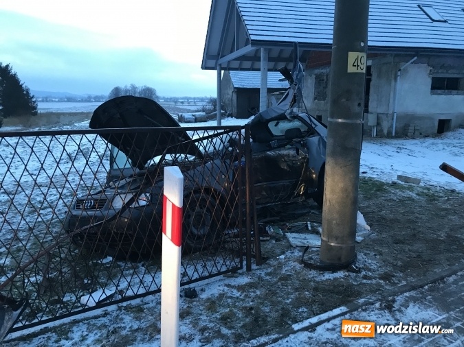 Zdjęcie w galerii na portalu naszwodzislaw.com: Pięć osób w szpitalu po wypadku audi z powiatu wodzisławskiego. Młodzi ludzie wracali z imprezy urodzinowej  wiadomości z regionu