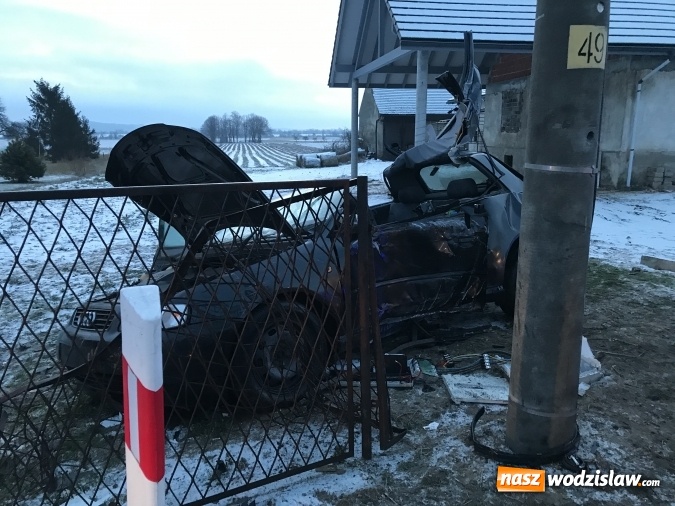 Zdjęcie w galerii na portalu naszwodzislaw.com: Pięć osób w szpitalu po wypadku audi z powiatu wodzisławskiego. Młodzi ludzie wracali z imprezy urodzinowej  wiadomości z regionu