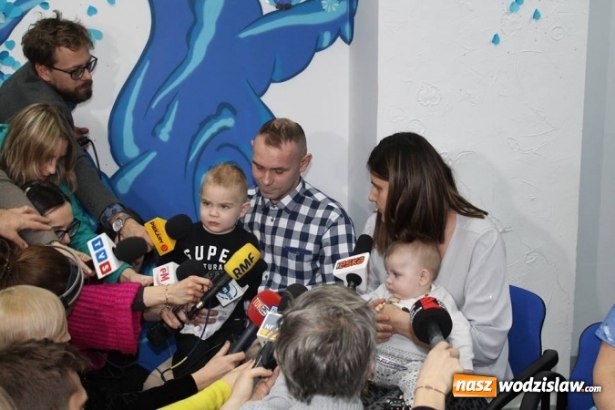 Zdjęcie w galerii na portalu naszwodzislaw.com: Wzruszająca historia. Trzyletni Mikołaj, uratowany z płonącego auta, wrócił do domu wiadomości z regionu