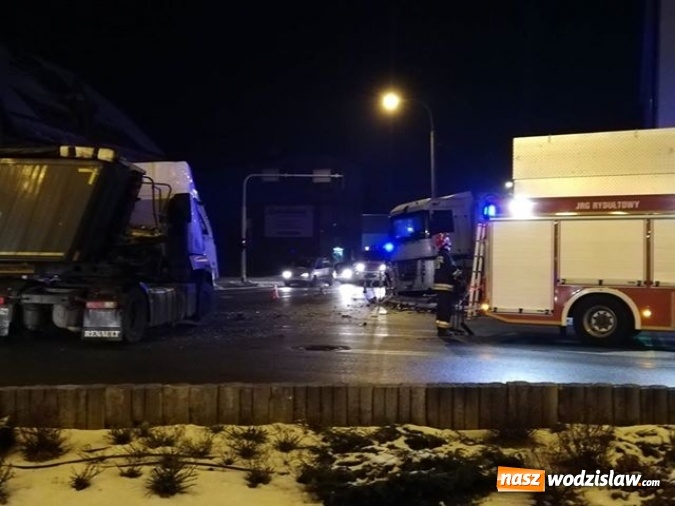 Zdjęcie w galerii na portalu naszwodzislaw.com: Poranne zderzenie dwóch ciężarówek w Rydułtowach wiadomości z regionu