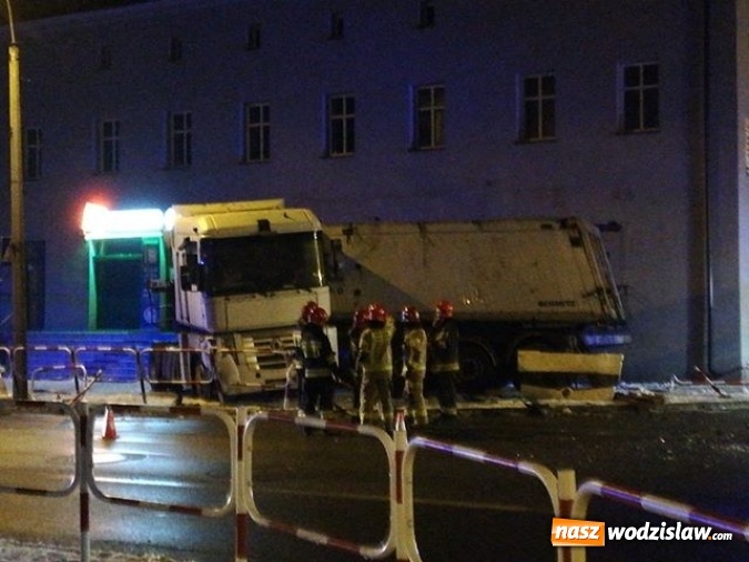 Zdjęcie w galerii na portalu naszwodzislaw.com: Poranne zderzenie dwóch ciężarówek w Rydułtowach wiadomości z regionu