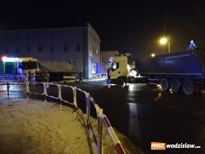 Zdjęcie w galerii na portalu naszwodzislaw.com: Poranne zderzenie dwóch ciężarówek w Rydułtowach wiadomości z regionu