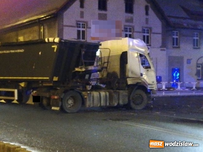 Zdjęcie w galerii na portalu naszwodzislaw.com: Poranne zderzenie dwóch ciężarówek w Rydułtowach wiadomości z regionu