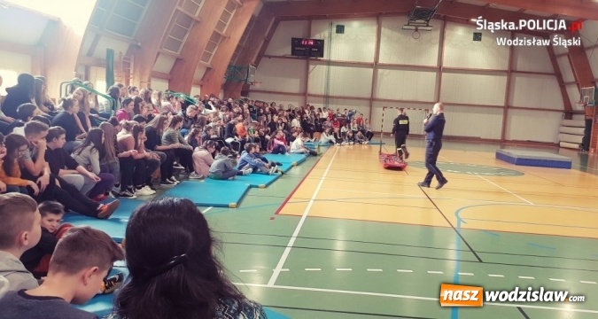 Zdjęcie w galerii na portalu naszwodzislaw.com: Dyskusja z policjantami na temat bezpieczeństwa w czasie ferii wiadomości z regionu