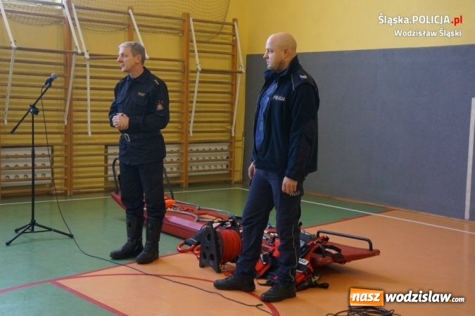 Zdjęcie w galerii na portalu naszwodzislaw.com: Policjanci i strażacy wspólnie o bezpieczeństwie przed feriami wiadomości z regionu