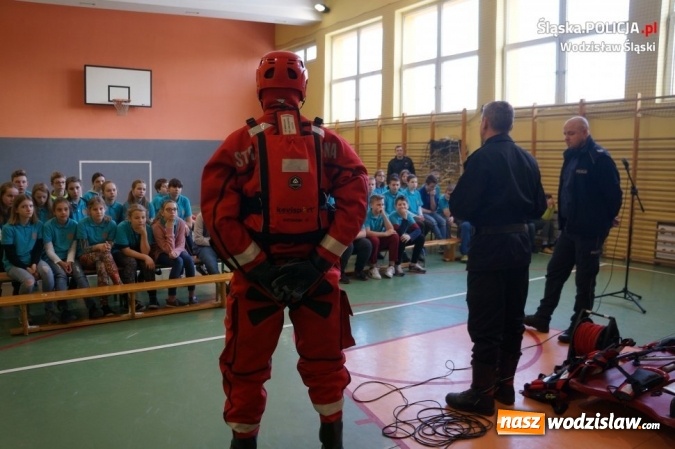 Zdjęcie w galerii na portalu naszwodzislaw.com: Policjanci i strażacy wspólnie o bezpieczeństwie przed feriami wiadomości z regionu