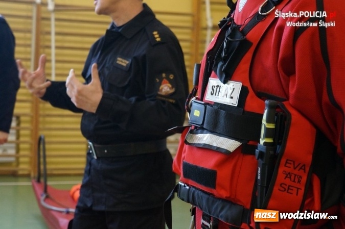 Zdjęcie w galerii na portalu naszwodzislaw.com: Policjanci i strażacy wspólnie o bezpieczeństwie przed feriami wiadomości z regionu