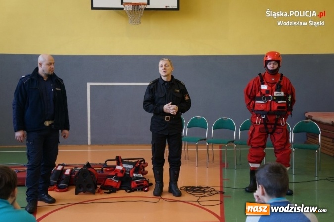 Zdjęcie w galerii na portalu naszwodzislaw.com: Policjanci i strażacy wspólnie o bezpieczeństwie przed feriami wiadomości z regionu