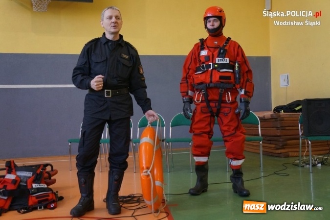Zdjęcie w galerii na portalu naszwodzislaw.com: Policjanci i strażacy wspólnie o bezpieczeństwie przed feriami wiadomości z regionu