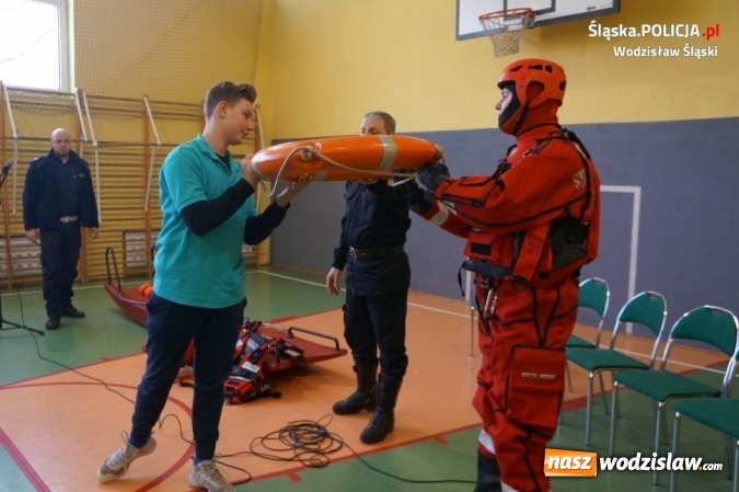 Zdjęcie w galerii na portalu naszwodzislaw.com: Policjanci i strażacy wspólnie o bezpieczeństwie przed feriami wiadomości z regionu
