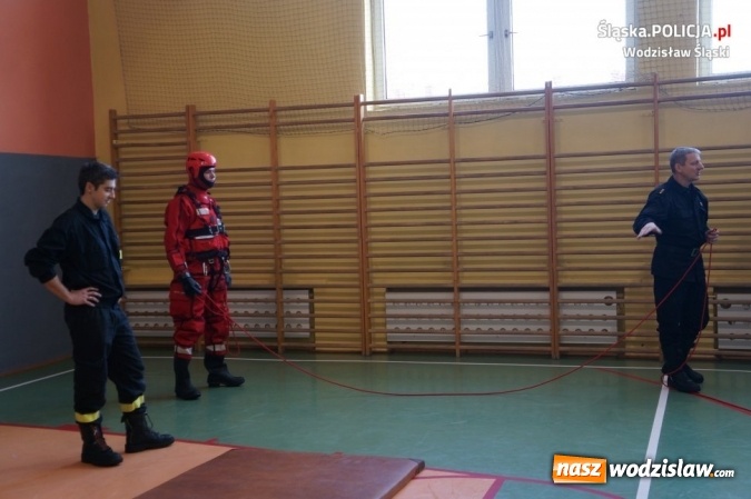 Zdjęcie w galerii na portalu naszwodzislaw.com: Policjanci i strażacy wspólnie o bezpieczeństwie przed feriami wiadomości z regionu