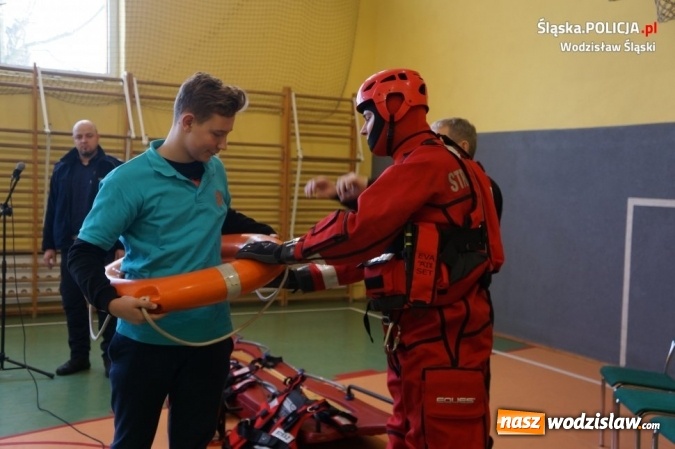 Zdjęcie w galerii na portalu naszwodzislaw.com: Policjanci i strażacy wspólnie o bezpieczeństwie przed feriami wiadomości z regionu