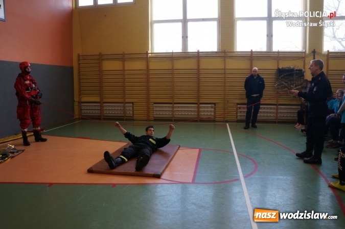 Zdjęcie w galerii na portalu naszwodzislaw.com: Policjanci i strażacy wspólnie o bezpieczeństwie przed feriami wiadomości z regionu