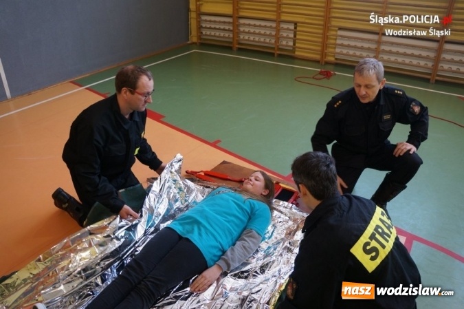 Zdjęcie w galerii na portalu naszwodzislaw.com: Policjanci i strażacy wspólnie o bezpieczeństwie przed feriami wiadomości z regionu