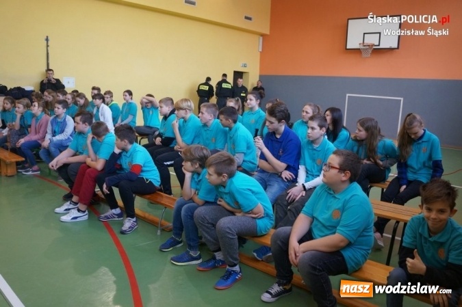 Zdjęcie w galerii na portalu naszwodzislaw.com: Policjanci i strażacy wspólnie o bezpieczeństwie przed feriami wiadomości z regionu