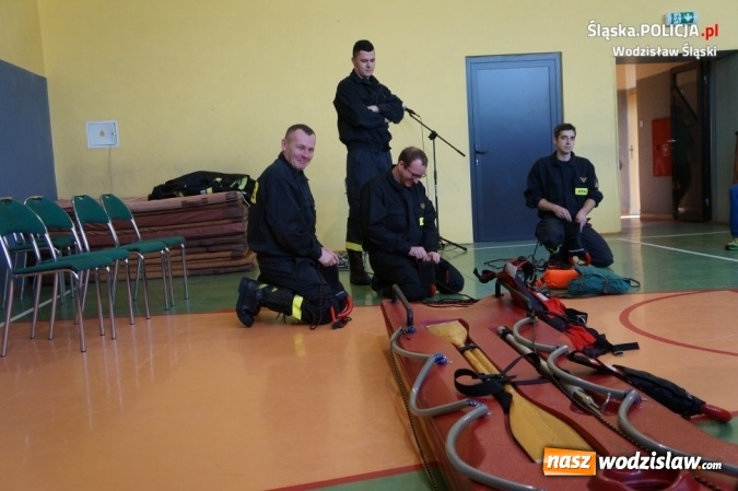 Zdjęcie w galerii na portalu naszwodzislaw.com: Policjanci i strażacy wspólnie o bezpieczeństwie przed feriami wiadomości z regionu