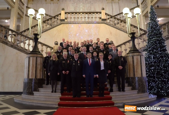 Zdjęcie w galerii na portalu naszwodzislaw.com: Pracownicy PGG odznaczeni za długoletnią służbę wiadomości z regionu