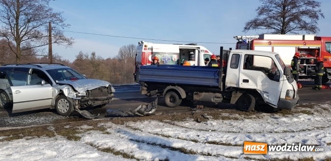 Zdjęcie w galerii na portalu naszwodzislaw.com: Zderzenie passata i dostawczaka na DW 935 wiadomości z regionu