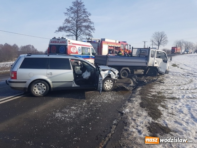 Zdjęcie w galerii na portalu naszwodzislaw.com: Zderzenie passata i dostawczaka na DW 935 wiadomości z regionu