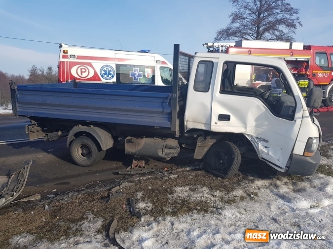 Zdjęcie w galerii na portalu naszwodzislaw.com: Zderzenie passata i dostawczaka na DW 935 wiadomości z regionu