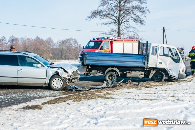 Zdjęcie w galerii na portalu naszwodzislaw.com: Zderzenie passata i dostawczaka na DW 935 wiadomości z regionu