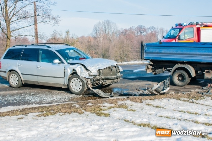 Zdjęcie w galerii na portalu naszwodzislaw.com: Zderzenie passata i dostawczaka na DW 935 wiadomości z regionu
