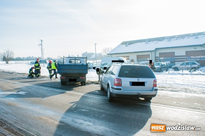 Zdjęcie w galerii na portalu naszwodzislaw.com: Zderzenie passata i dostawczaka na DW 935 wiadomości z regionu