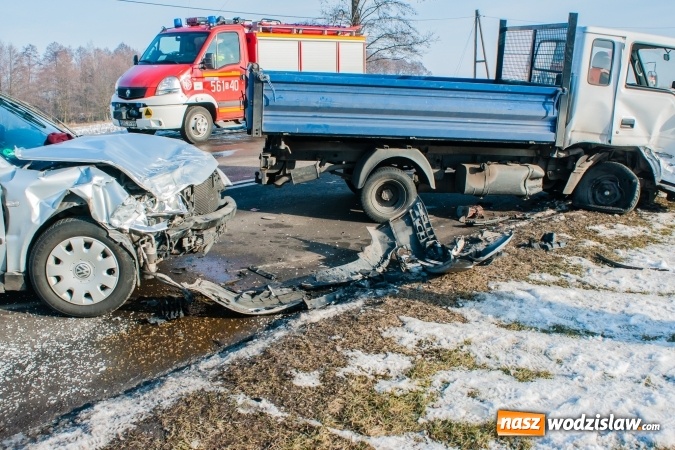 Zdjęcie w galerii na portalu naszwodzislaw.com: Zderzenie passata i dostawczaka na DW 935 wiadomości z regionu