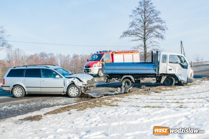 Zdjęcie w galerii na portalu naszwodzislaw.com: Zderzenie passata i dostawczaka na DW 935 wiadomości z regionu