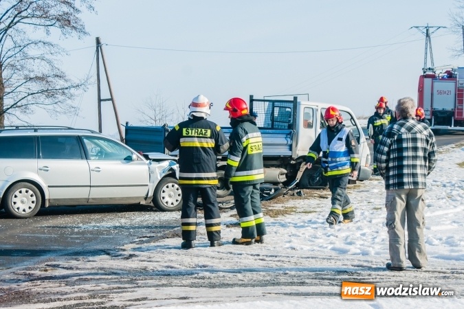 Zdjęcie w galerii na portalu naszwodzislaw.com: Zderzenie passata i dostawczaka na DW 935 wiadomości z regionu