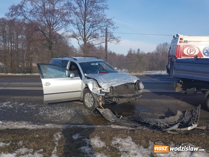 Zdjęcie w galerii na portalu naszwodzislaw.com: Zderzenie passata i dostawczaka na DW 935 wiadomości z regionu