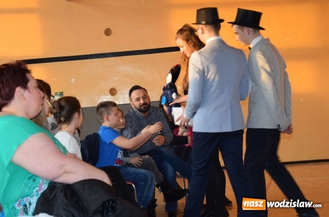 Zdjęcie w galerii na portalu naszwodzislaw.com: Finał akcji Wszystkie kolory świata w SP w Mszanie. Zebrano ponad 2 tysiące złotych! wiadomości z regionu