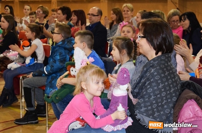 Zdjęcie w galerii na portalu naszwodzislaw.com: Finał akcji Wszystkie kolory świata w SP w Mszanie. Zebrano ponad 2 tysiące złotych! wiadomości z regionu