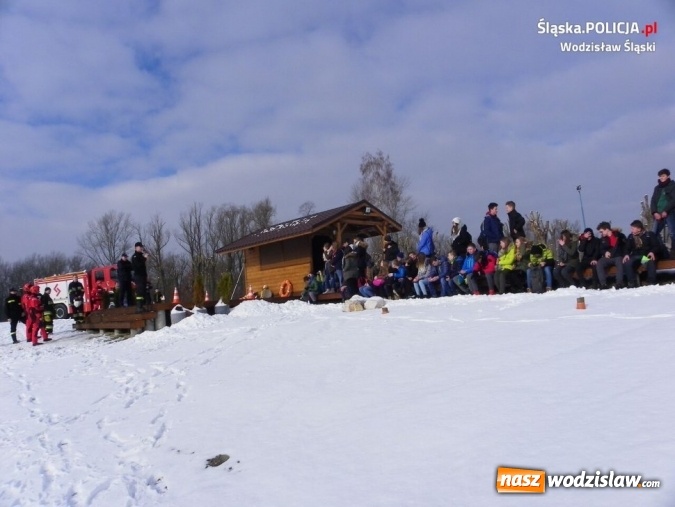 Zdjęcie w galerii na portalu naszwodzislaw.com: Policjanci i strażacy ostrzegali przed zagrożeniami w czasie ferii wiadomości z regionu