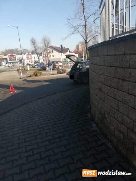 Zdjęcie w galerii na portalu naszwodzislaw.com: Renault uderzyło w rower. 79-letni rowerzysta w szpitalu wiadomości z regionu