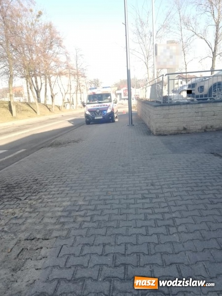 Zdjęcie w galerii na portalu naszwodzislaw.com: Renault uderzyło w rower. 79-letni rowerzysta w szpitalu wiadomości z regionu