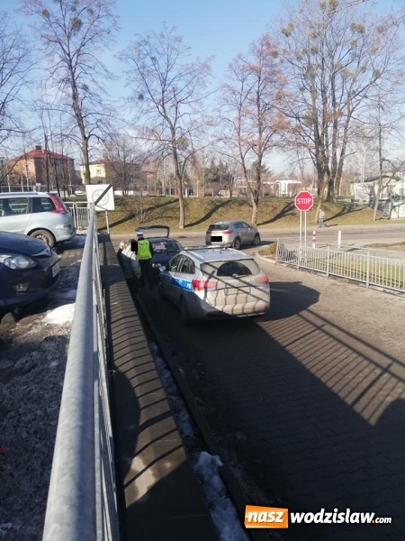 Zdjęcie w galerii na portalu naszwodzislaw.com: Renault uderzyło w rower. 79-letni rowerzysta w szpitalu wiadomości z regionu