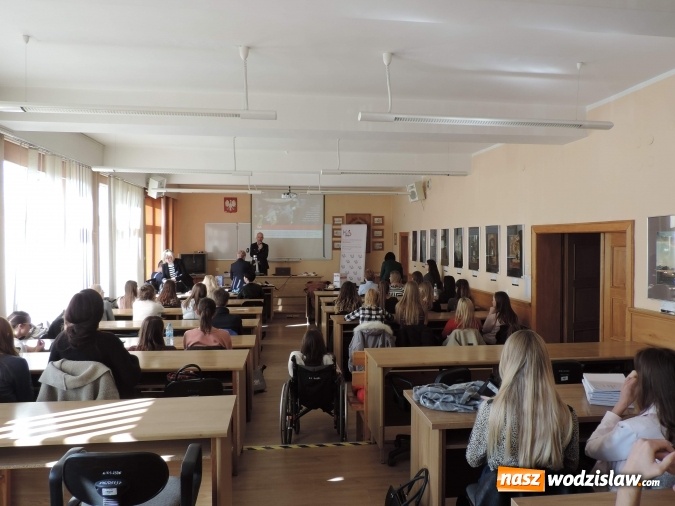 Zdjęcie w galerii na portalu naszwodzislaw.com: Walizka pełna egzotycznych pamiątek – o administracji skarbowej, podatkach i nie tylko w PWSZ w Raciborzu  wiadomości z regionu