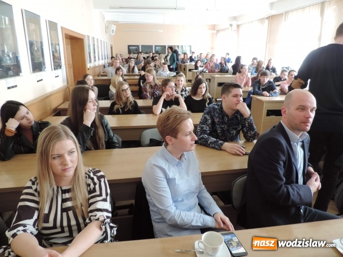 Zdjęcie w galerii na portalu naszwodzislaw.com: Walizka pełna egzotycznych pamiątek – o administracji skarbowej, podatkach i nie tylko w PWSZ w Raciborzu  wiadomości z regionu